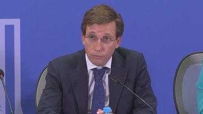 Almeida invita a los madrileños a poner banderas de España "en balcones y ventanas” por los 10 años de reinado de Felipe VI