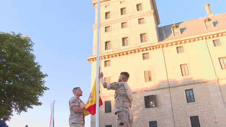 Acto de izado de la bandera en la Travesía de montaña cívico-militar El Escorial-Fuenlabrada / REDACCIÓN