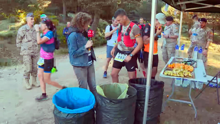 Las cámaras de Telemadrid, presentes en un punto de avituallamiento de la Travesía de montaña cívico-militar El Escorial-Fuenlabrada / REDACCIÓN