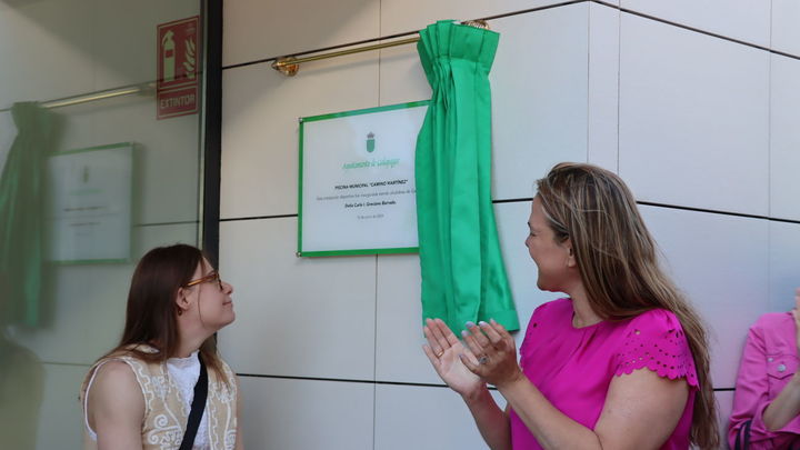 Descubrimiento de la placa de la piscina municipal 'Camino Martínez' en Galapagar / AYTO GALAPAGAR