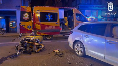 Dos heridos graves tras chocar su motocicleta con un VTC en Chamartín