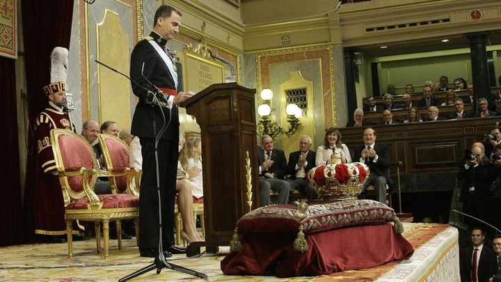 ¿Por qué los reyes de España nunca llevan corona ni son coronados?