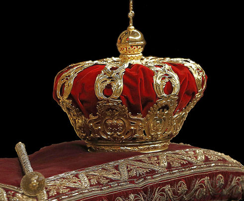 'Corona tumular' y cetro real / WIKIPEDIA