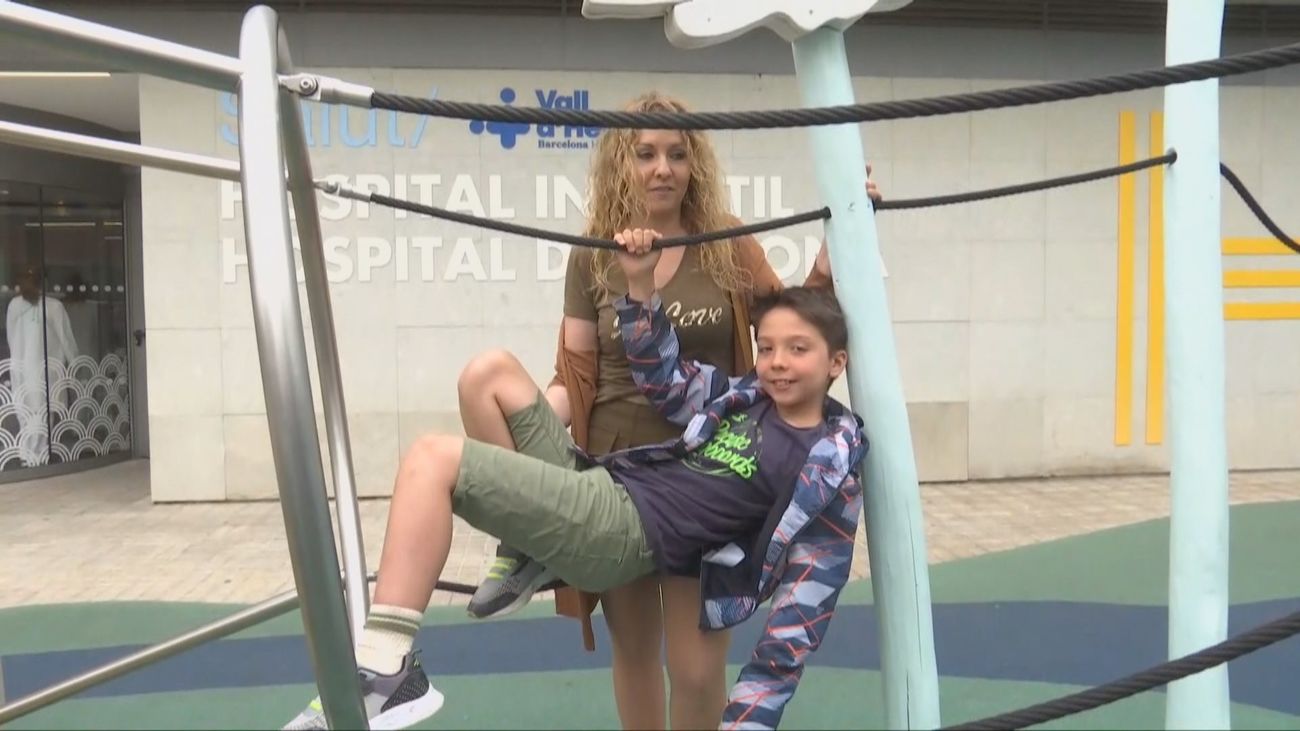 Ian vuelve a la escuela y a la piscina semanas después de una operación robótica de riñón