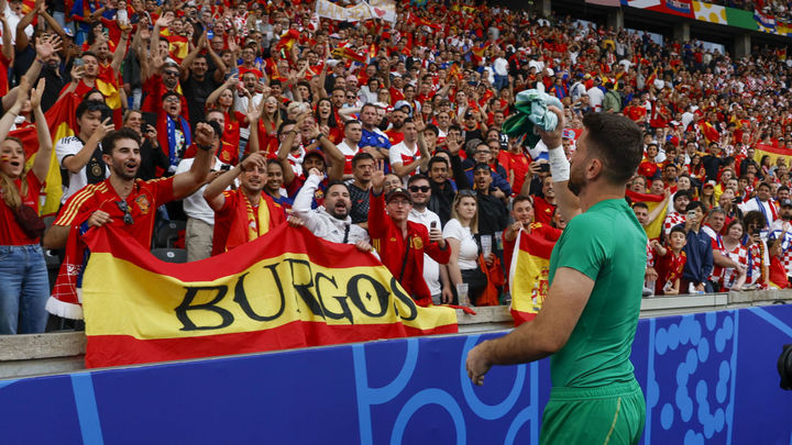 Unai Simón regala su camiseta a un aficionado / EFE