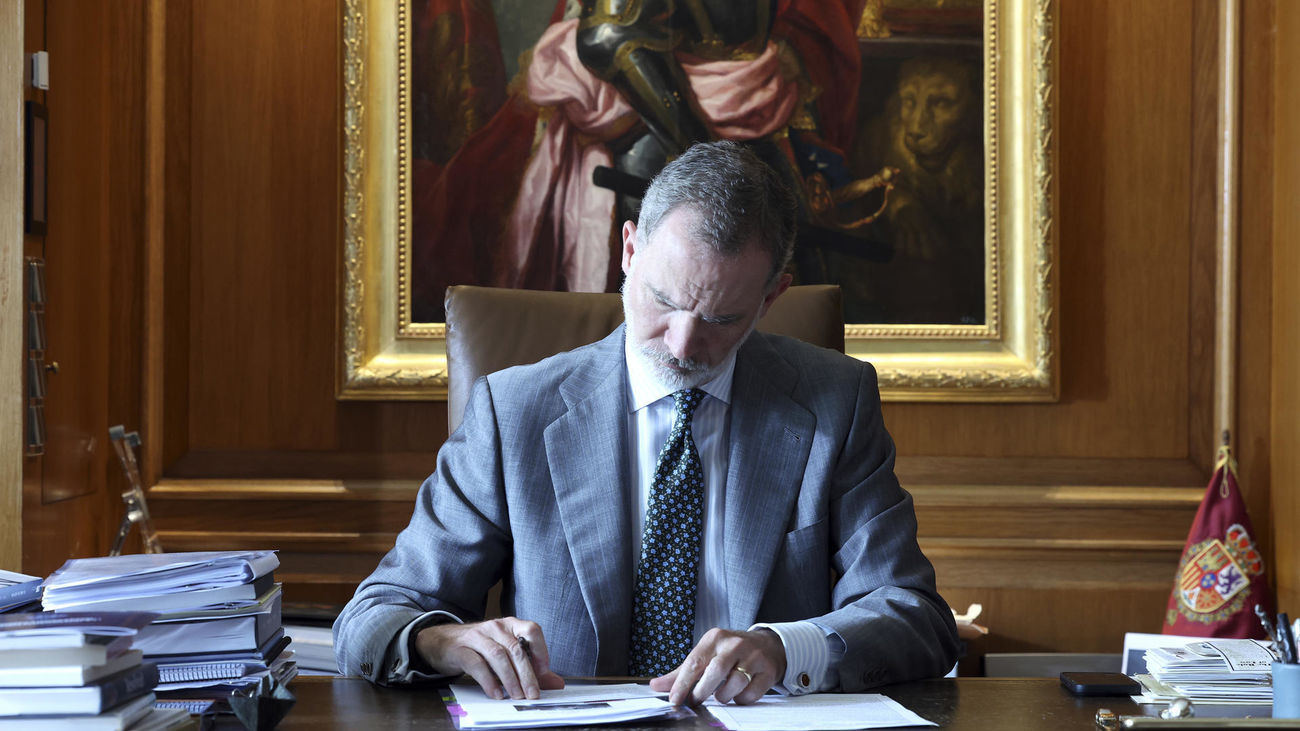 Casa Real difunde nuevas imágenes de Felipe VI en su despacho por los diez años de reinado