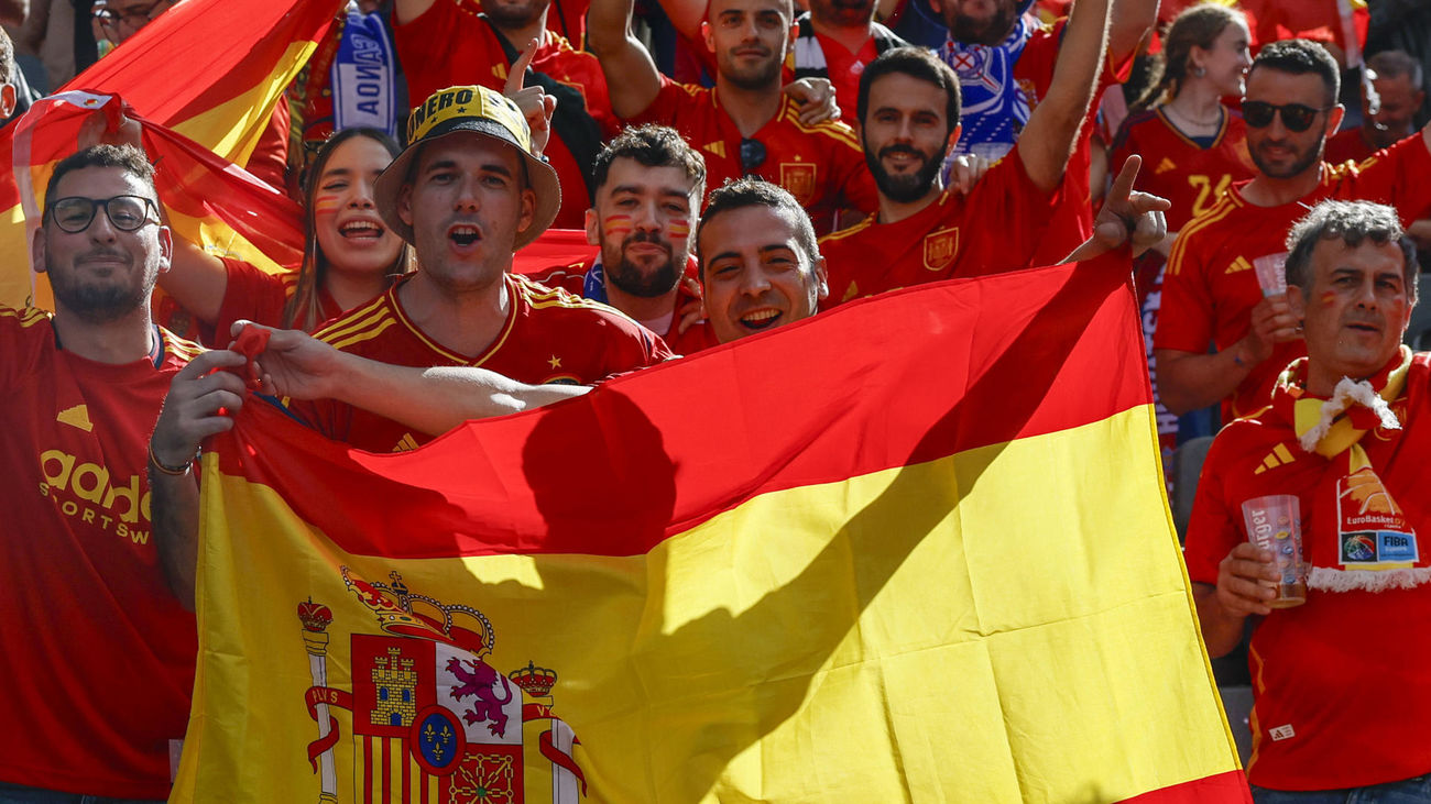 La afición española se hace sentir en Berlín para animar a la Selección contra Croacia