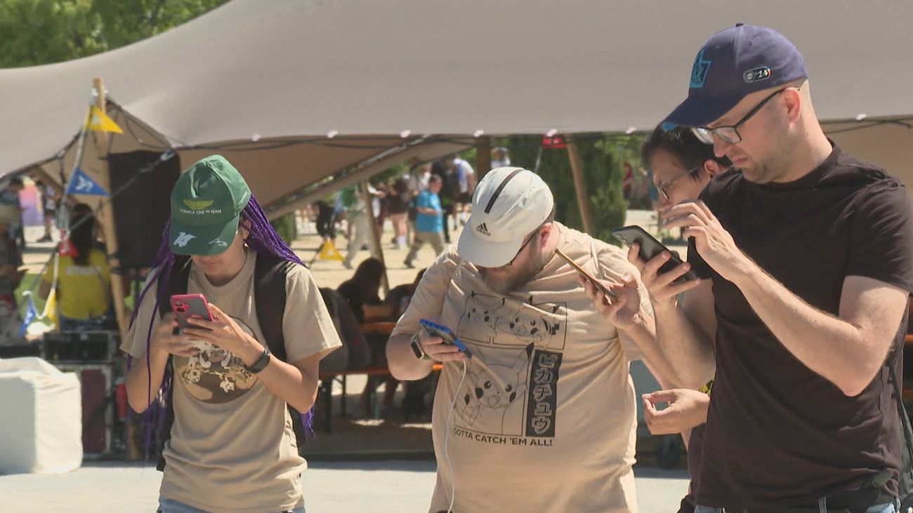 Miles de 'cazadores' de pokémon recorren las calles de Madrid