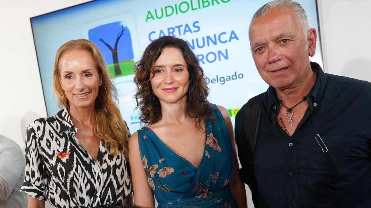 Ayuso apoya el fomento de la lectura con un audiolibro hecho por mujeres