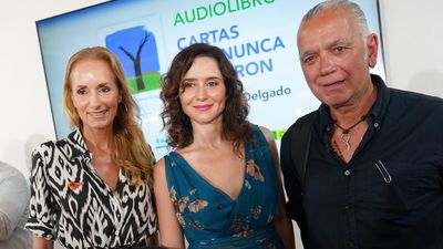 Ayuso apoya el fomento de la lectura con un audiolibro hecho por mujeres