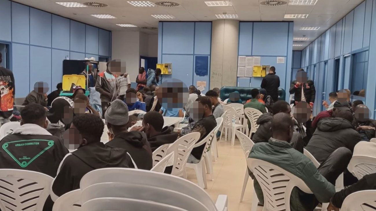 Sindicatos policiales denuncian un nuevo colapso en Barajas por la llegada de inmigrantes