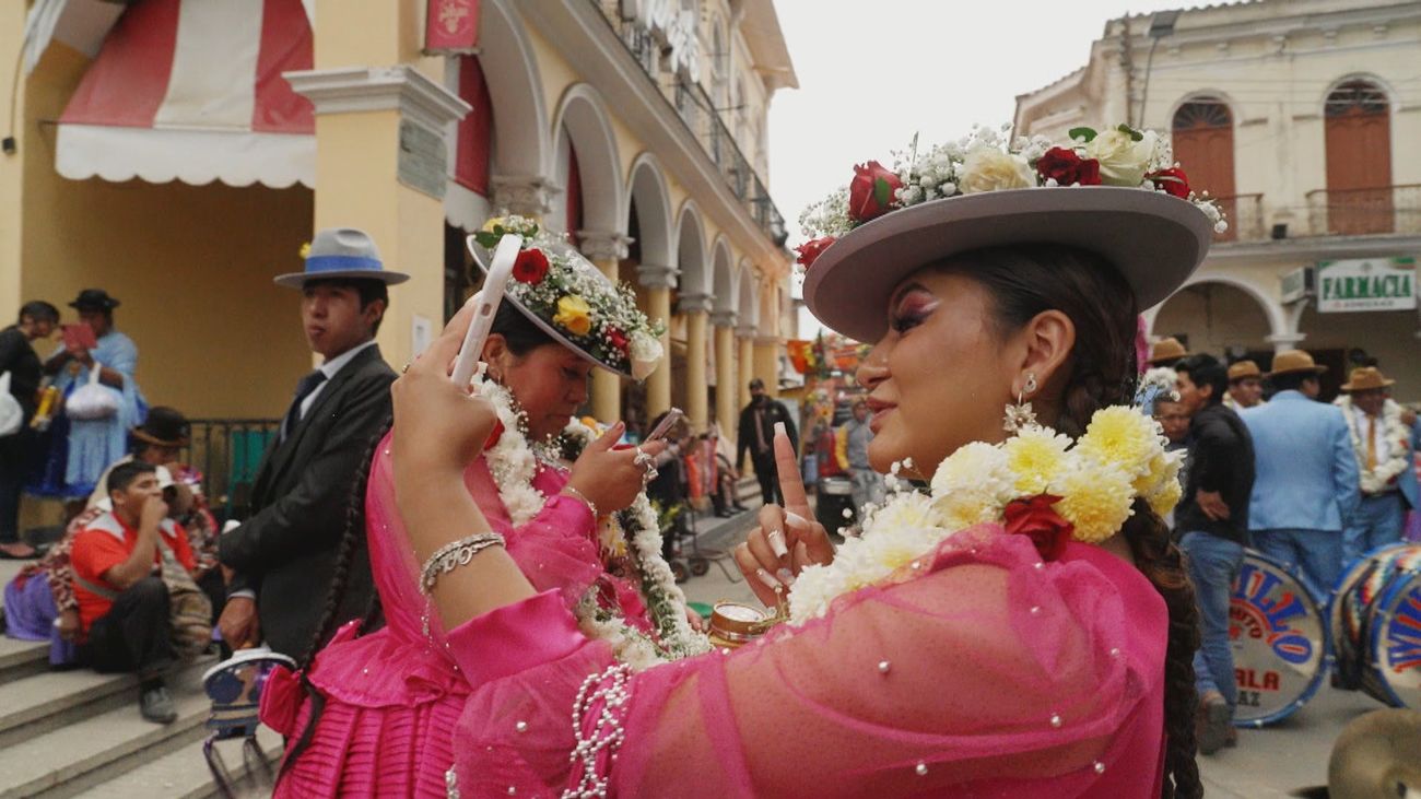 Todos los domingos se ensaya la peregrinación a Urkupiña, donde se bendicen hasta los coches