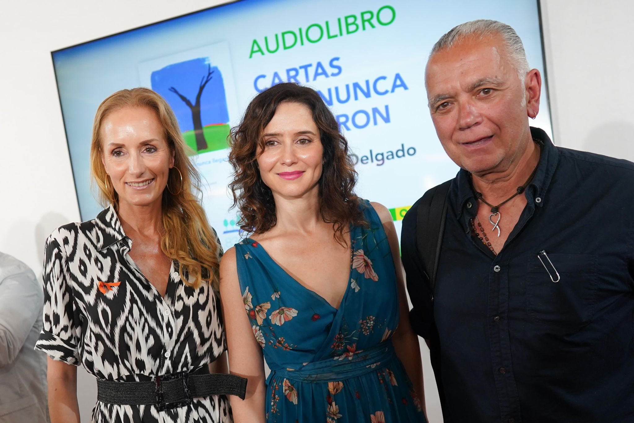 Ayuso apoya el fomento de la lectura con un audiolibro hecho por mujeres