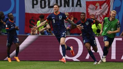 1-2. Países Bajos reacciona a tiempo ante Polonia