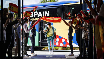 La Selección española regresa a su campo base feliz por su debut