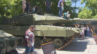 Carros de combate y artillería antiaérea  toman Madrid Río
