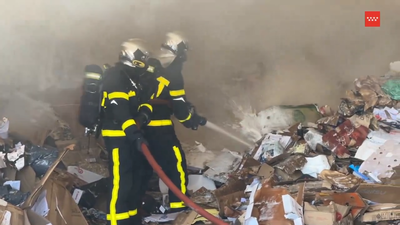 Arde una nave industrial que almacenaba papel y cartón en Torrejón de Ardoz
