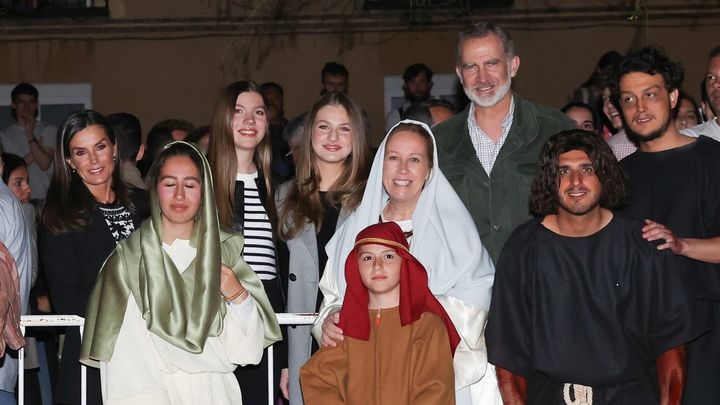 Los reyes de España junto a sus hijas y varios actores en la representación de la Pasión de Chinchón, en 2023 / CASA REAL