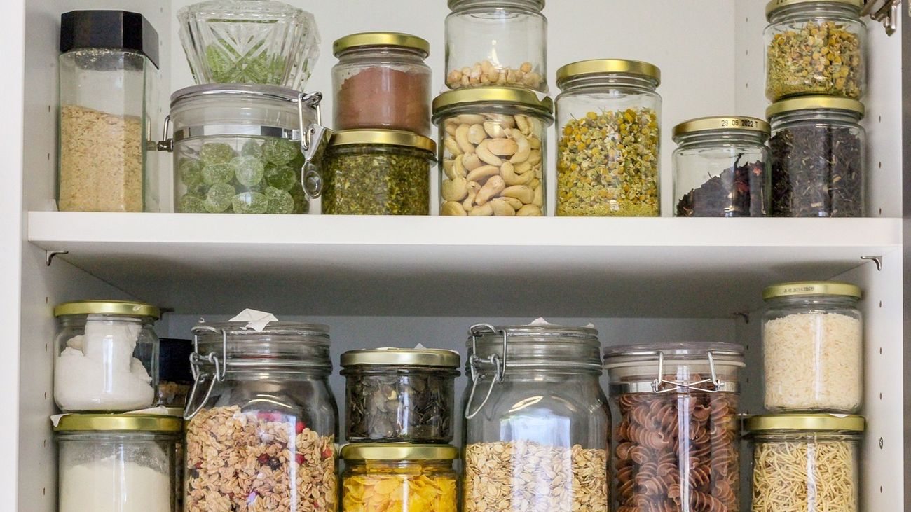 Tres alimentos que debes tener en tu despensa y otros tres que debes evitar