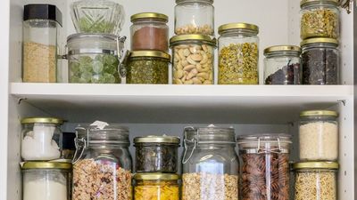 Tres alimentos que debes tener en tu despensa y otros tres que debes evitar