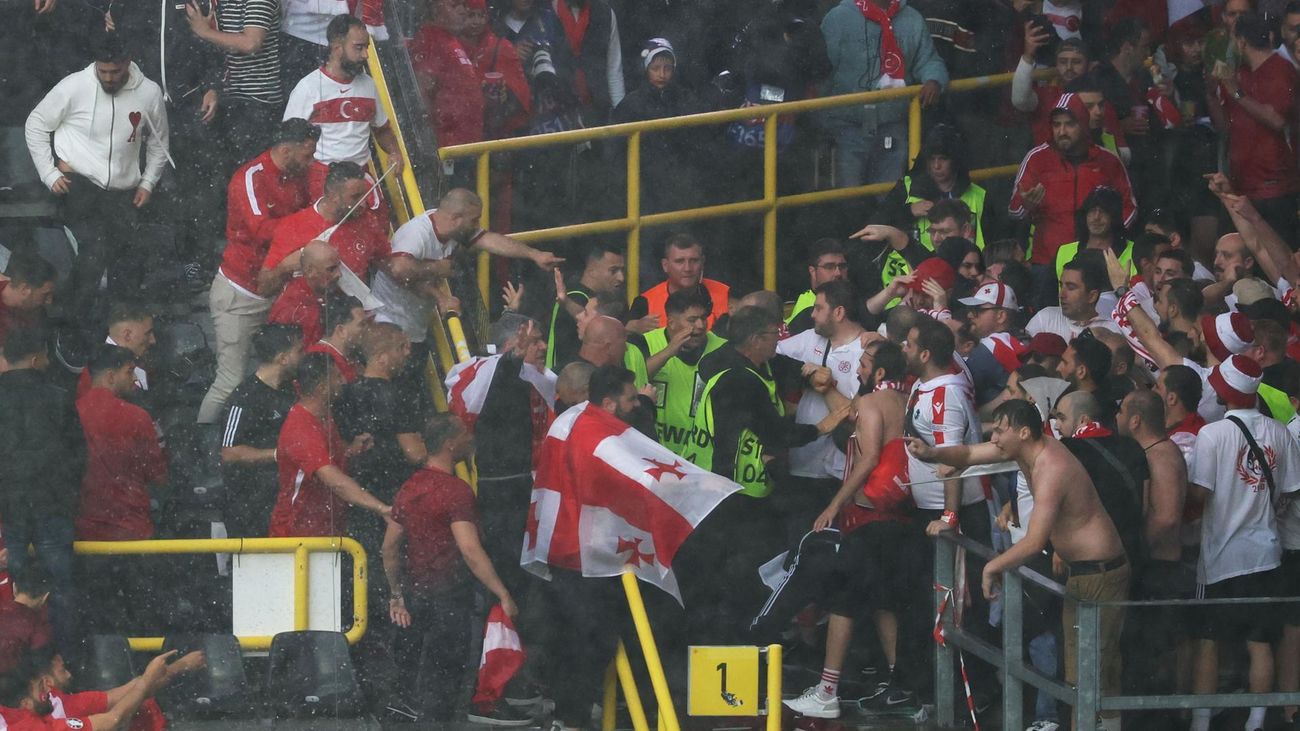 Pelea entre aficionados de Turquía y Georgia