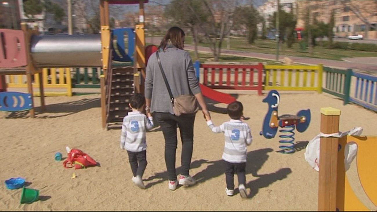 Las familias con hijos menores de 6 años podrían recibir una ayuda de 200 euros mensuales por crianza de hijos