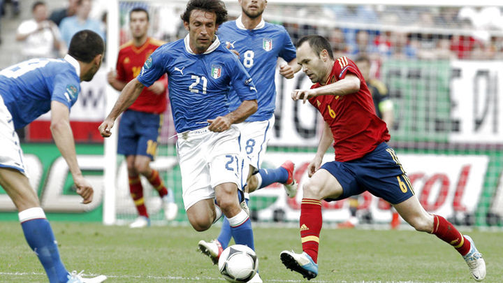 Pirlo e Iniesta en la Eurocopa 2012 / EFE