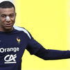 Mbappé se entrena sin máscara, pero aún es duda