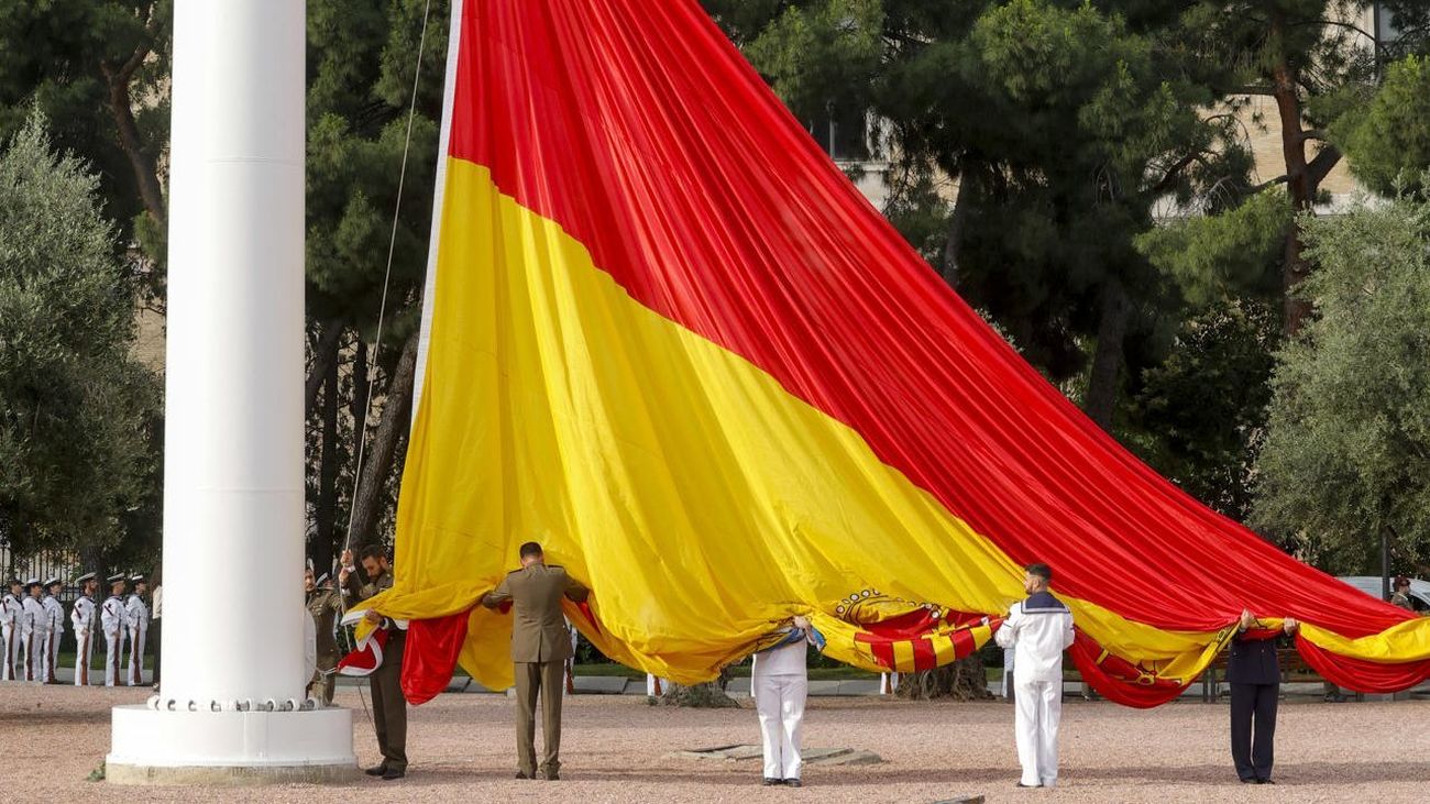 El izado solemne de la bandera da comienzo a los actos por los diez años de reinado de Felipe VI