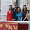 Los reyes y sus hijas salen por primera vez al balcón principal del Palacio Real por el relevo solemne de la Guardia Real