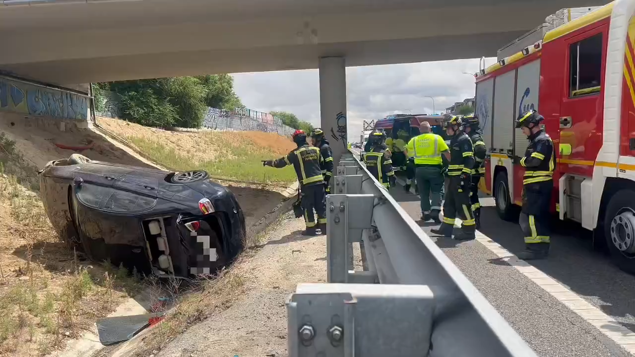 Dos jóvenes, heridos leves tras caer su coche desde un puente por un terraplén en la M-11