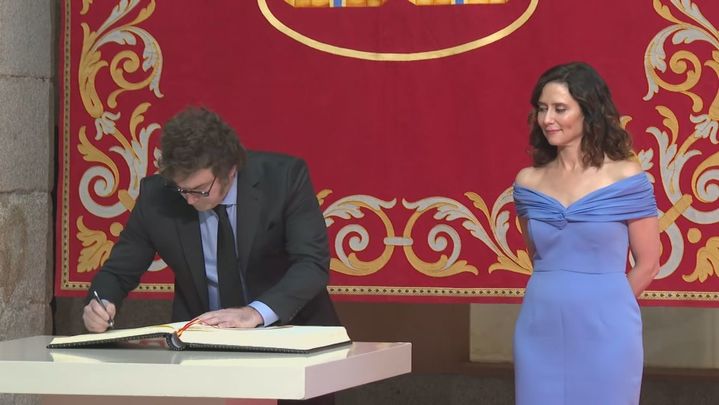 MIlei firma en el libro de honor de la Comunidad de Madrid / Telemadrid