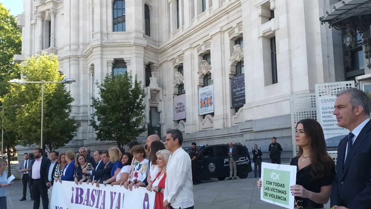 Minuto de silencio en el Ayuntamiento de Madrid por la mujer asesinada en Soto del Real