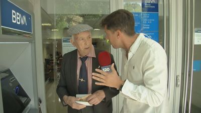 Una asociación de Fuenlabrada acompaña a los mayores al cajero a sacar dinero para evitar robos