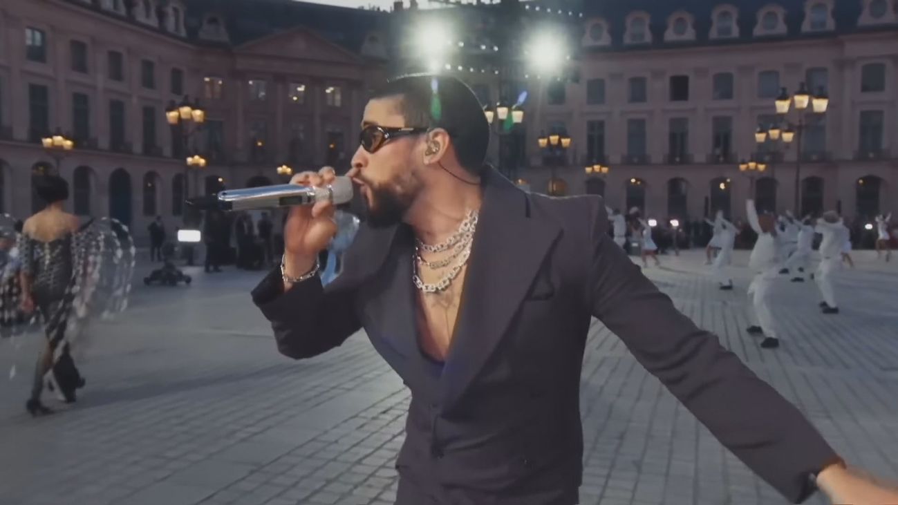 Actuación sorpresa de Bad Bunny en el desfile de Vogue de París