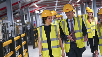 Ayuso firma un acuerdo con DHL Express para promover el empleo y la formación profesional