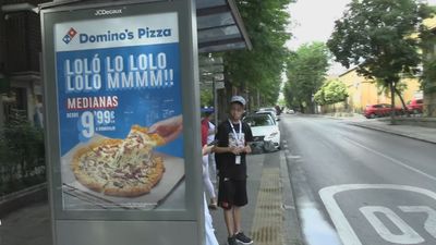 Una mujer recibe tres impactos de balines de plástico mientras esperaba al autobús en Vallecas