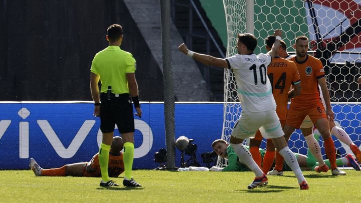 Gol en propia puerta de Donnyel Malen / EFE