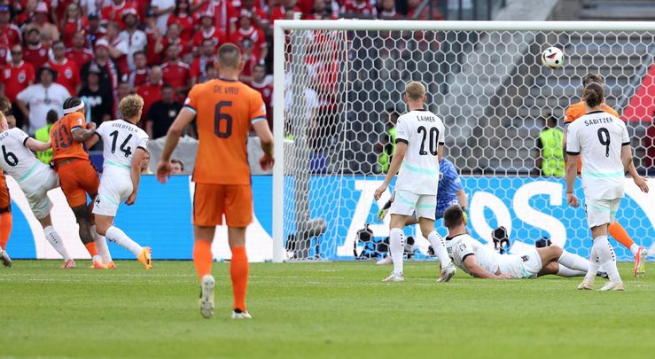 Gol de Memphis Depay / EFE