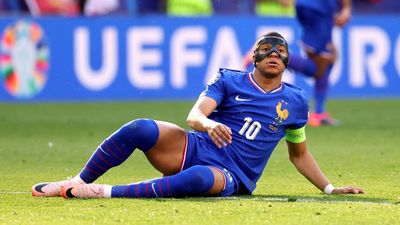 Mbappé no puede con todo y menos solo