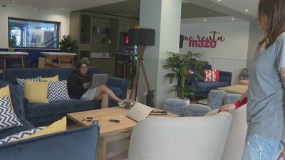 Los padres de universitarios buscan residencias para sus hijos, ellos prefieren compartir piso