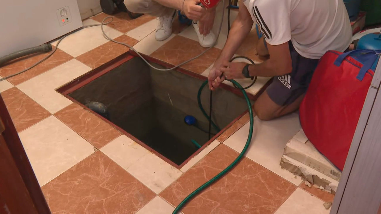 La pesadilla de unos vecinos de Fuencarral: Achicando 7.000 litros agua diarios del trastero por una avería del Canal sin reparar