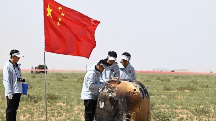 La cápsula de retorno de la sonda Chang'e-6, tras aterrizar en la Región Autónoma de Mongolia Interior, en el norte de China / EUROPA PRESS