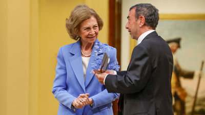 La reina Sofía entrega el premio extraordinario Valor Añadido al cineasta José Luis Garci