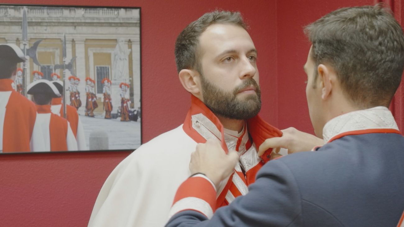 ¿Cómo se prepara el uniforme de gala de los Reales Guardias Alabarderos para la Pascua Militar?
