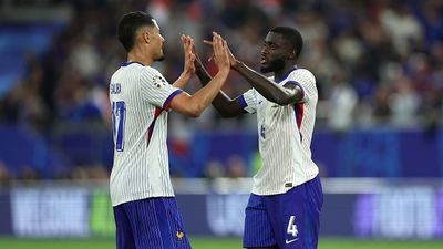 Upamecano-Saliba contra la fuerza de Lukaku