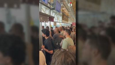 Caos en el aeropuerto de Barajas por una incidencia en el tren que comunica la T-4 y la Satélite