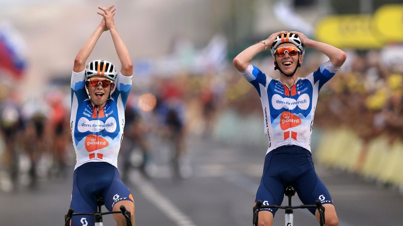 Romain Bardet (derecha) cruza la meta junto a su compañero Van den Broek