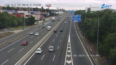 Menos atascos, con Barajas y las estaciones de trenes a rebosar, en la segunda jornada de la operación salida