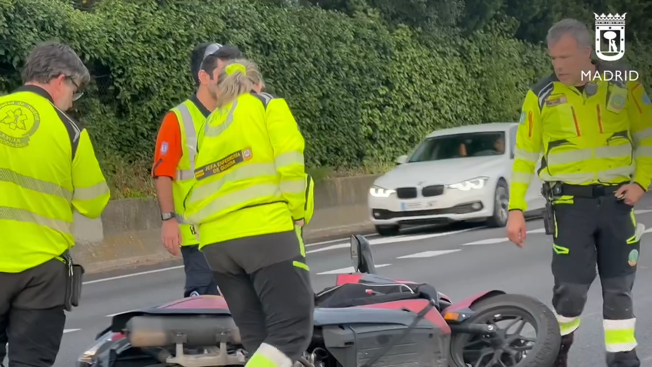 Muere un motorista de 41 años tras caer sobre el Bus-VAO de la A-6 en Madrid